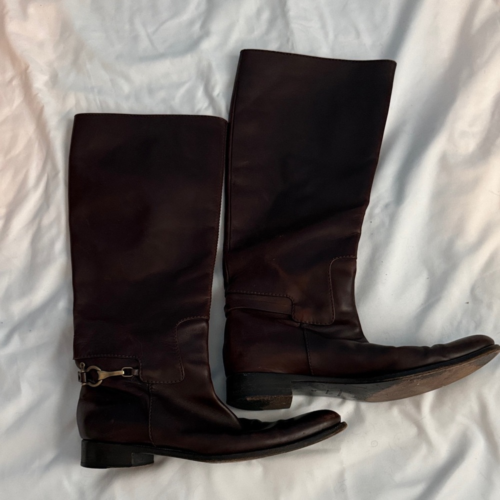 Elegant Burberry Riding Boots